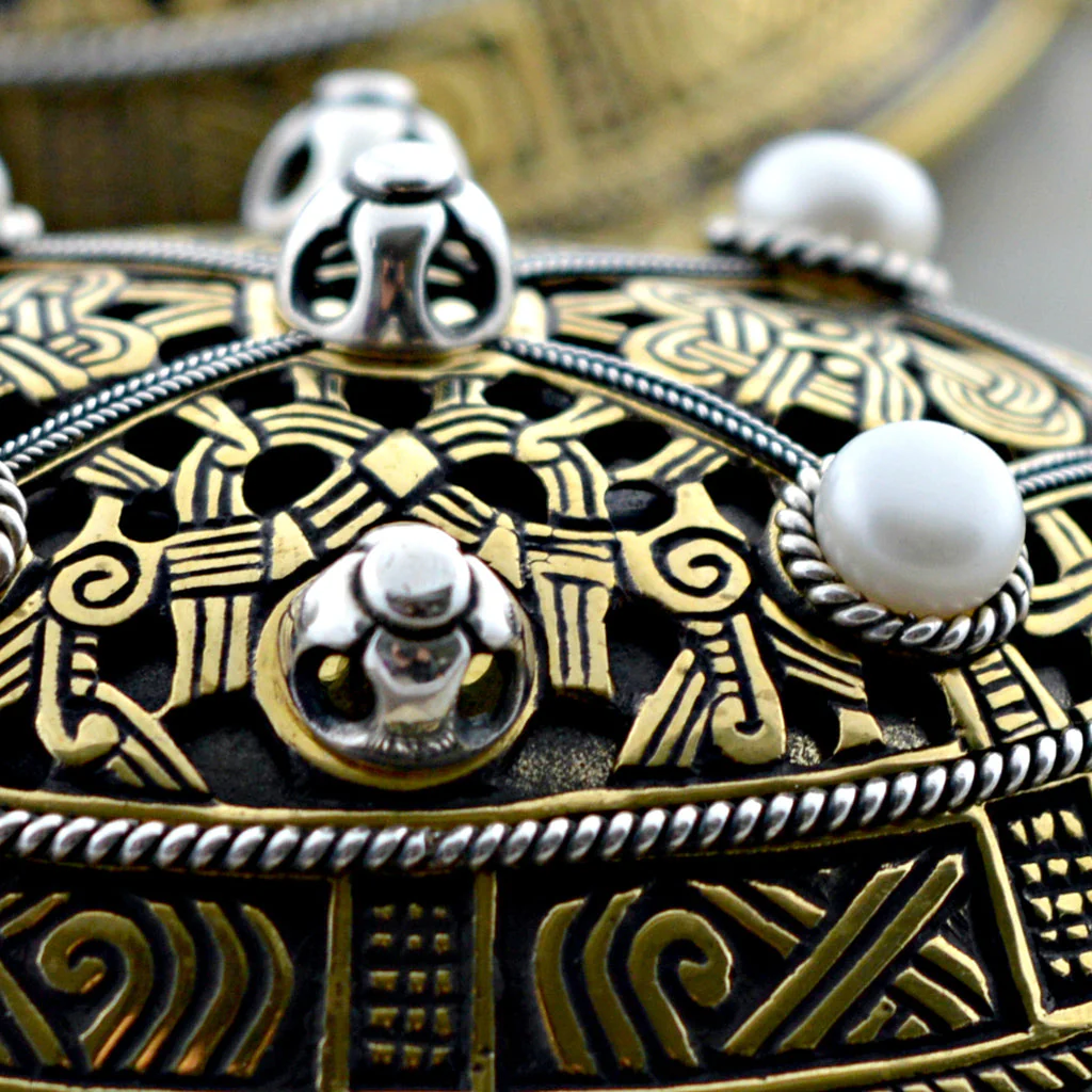 Queen's Premium Tortoise Brooches - Image 3